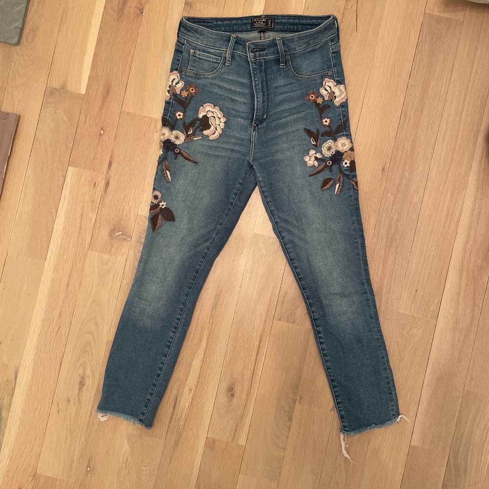 Abercrombie & Fitch embroidered floral skinny jeans 27/4S
